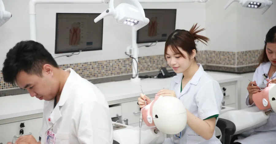 Orthodontia gyakorlati oktatás — fogszabályozó készülék elkészítése közelről